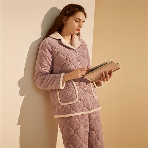 泡芙绒剪花夹棉女套装