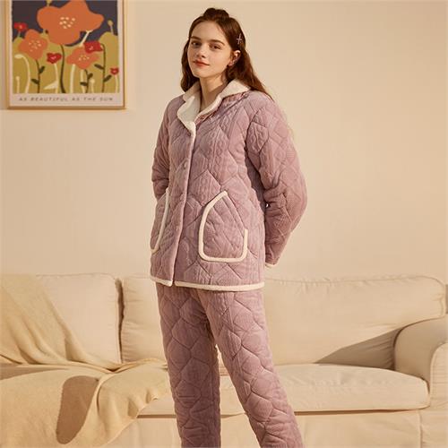 泡芙绒剪花夹棉女套装