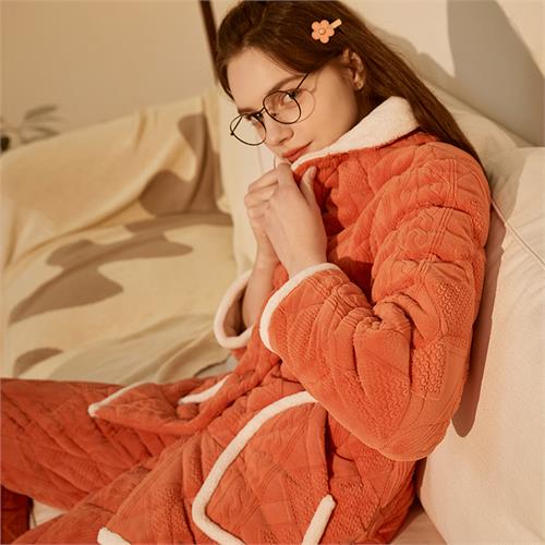 泡芙绒剪花夹棉女套装