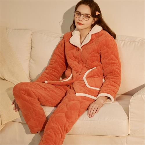 泡芙绒剪花夹棉女套装